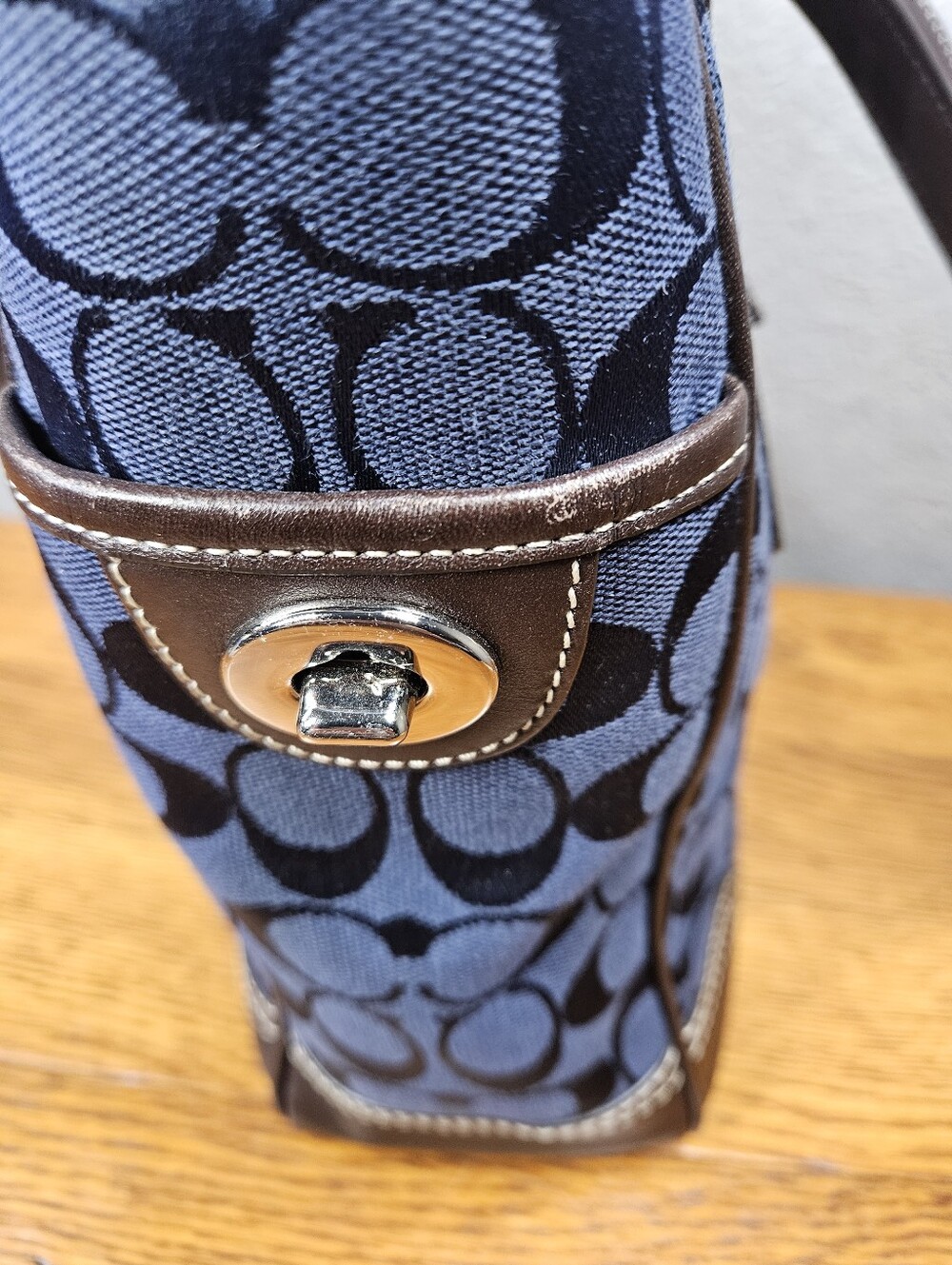Coach Legacy Signature Lunch Tote - Picture 4 of 16
